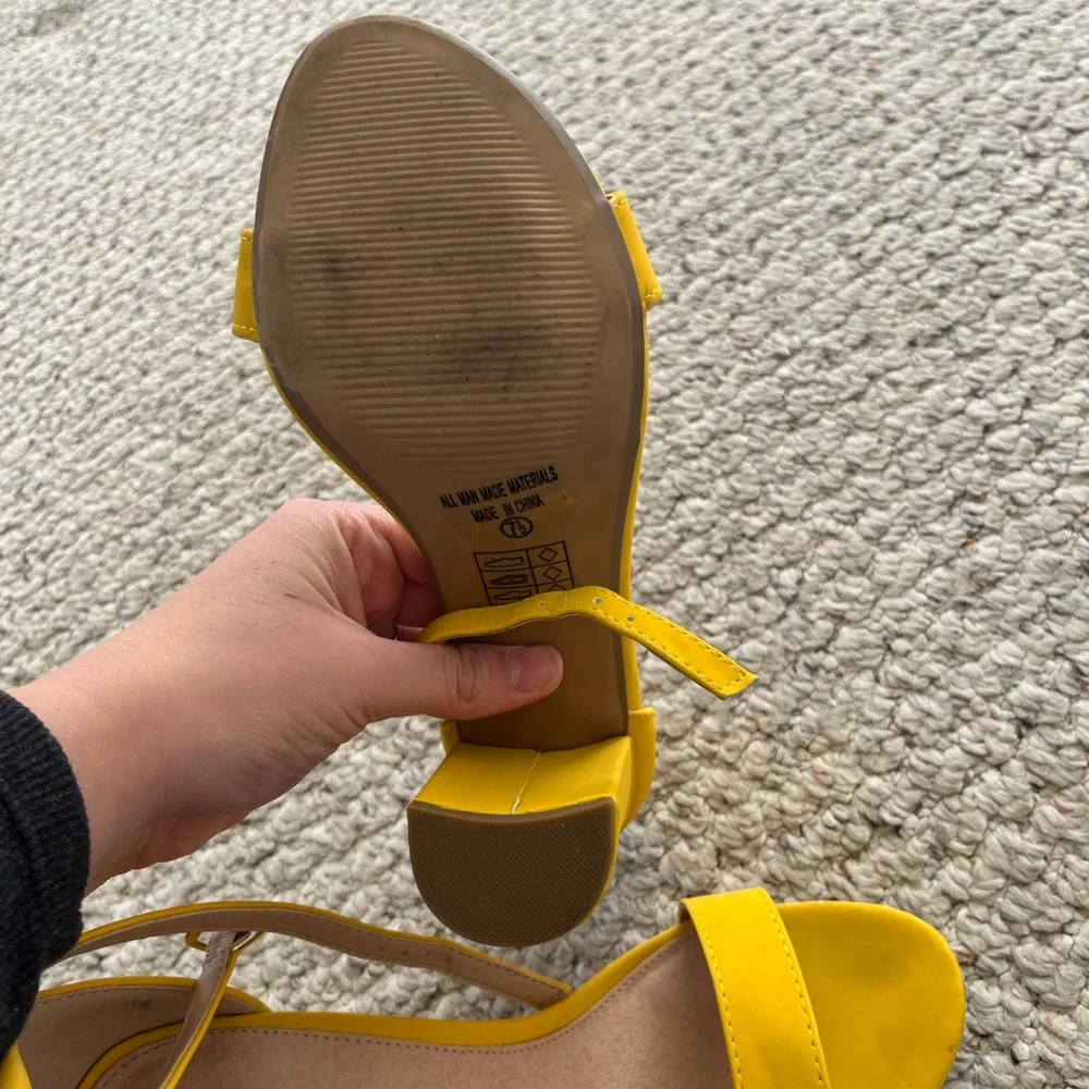 Yellow pumps - Picture 4 of 8